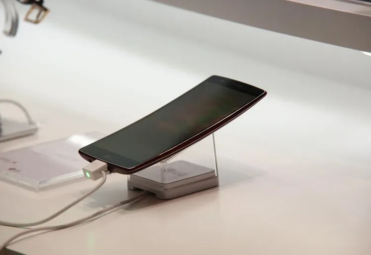 oppos-ace-2-is-the-first-phone-with-wireless-charging