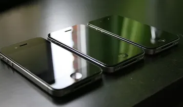 apple-to-redesign-iphone-with-flat-sides-and-a-smaller-notch